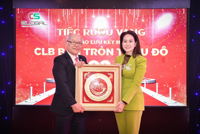 Nghệ nhân Phạm Văn Thắng chụp ảnh kỉ niệm cùng mọi người 