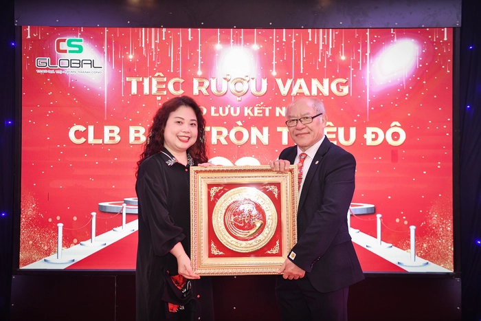 Nghệ nhân Phạm Văn Thắng chụp ảnh kỉ niệm cùng mọi người 