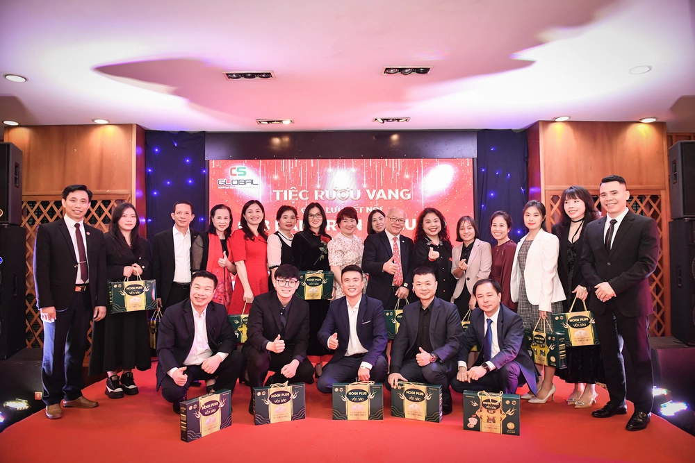 Các thành viên xuất sắc nhận quà từ BLD công ty CS GLOBAL